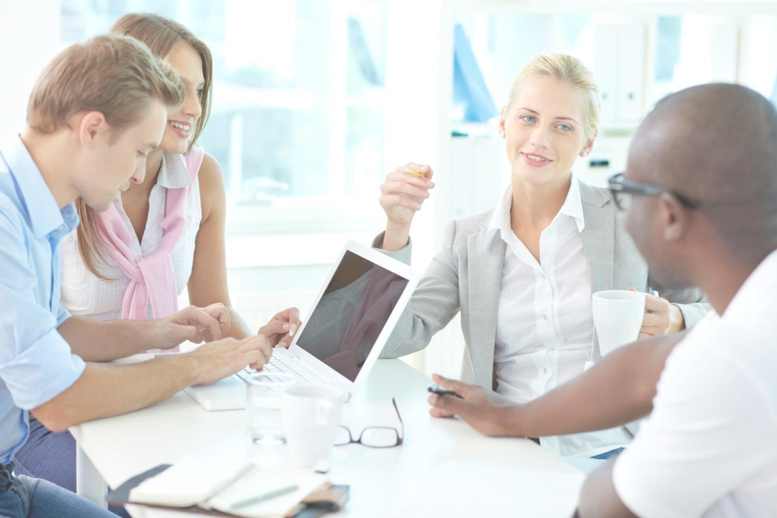 Persona utilizando herramientas de monitoreo financiero